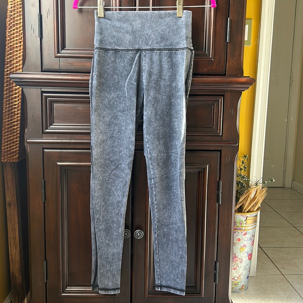 Aerie size small leggings.